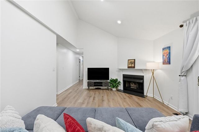 8 Riverview DR, Hampton, VA 23669