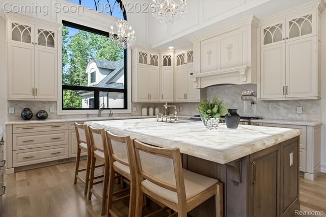 575 Chase Lane, Bloomfield Hills, MI 48304