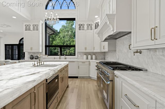 575 Chase Lane, Bloomfield Hills, MI 48304