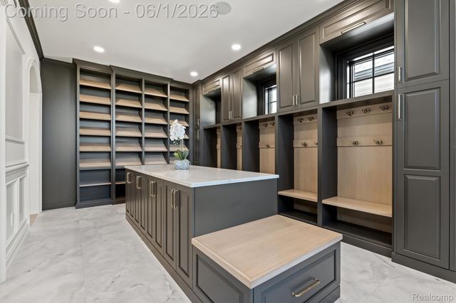 575 Chase Lane, Bloomfield Hills, MI 48304