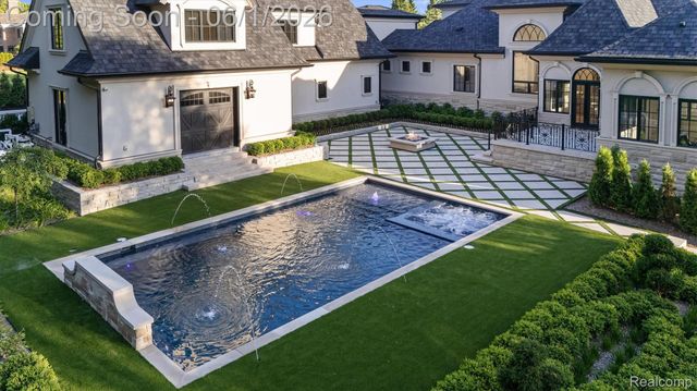 575 Chase Lane, Bloomfield Hills, MI 48304