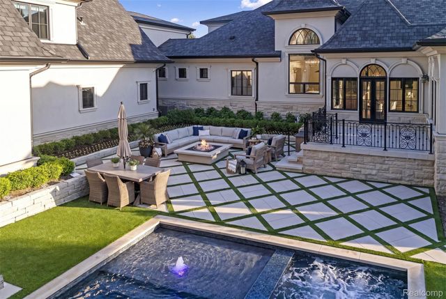 575 Chase Lane, Bloomfield Hills, MI 48304