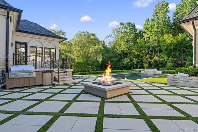 575 Chase Lane, Bloomfield Hills, MI 48304