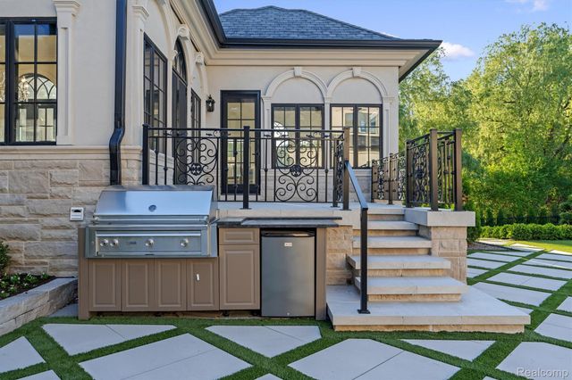 575 Chase Lane, Bloomfield Hills, MI 48304