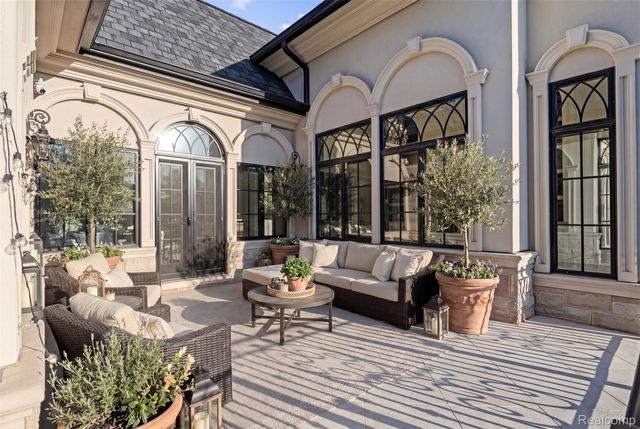 575 Chase Lane, Bloomfield Hills, MI 48304