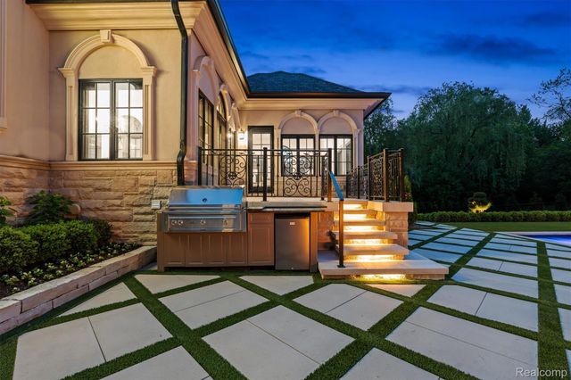 575 Chase Lane, Bloomfield Hills, MI 48304