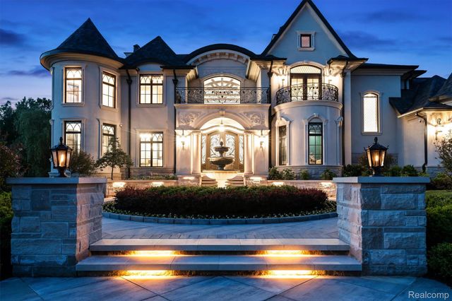 575 Chase Lane, Bloomfield Hills, MI 48304