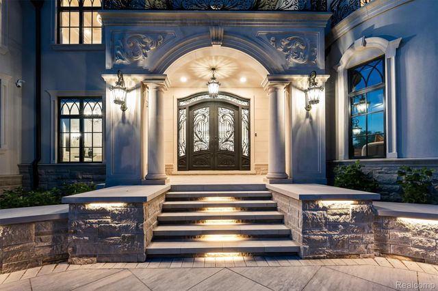575 Chase Lane, Bloomfield Hills, MI 48304