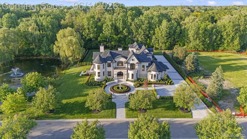 575 Chase Lane, Bloomfield Hills, MI 48304