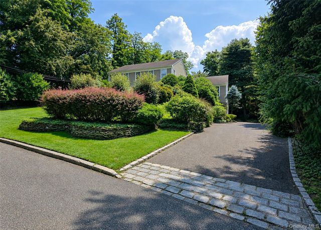 16 Woodhull Road, East Setauket, NY 11733