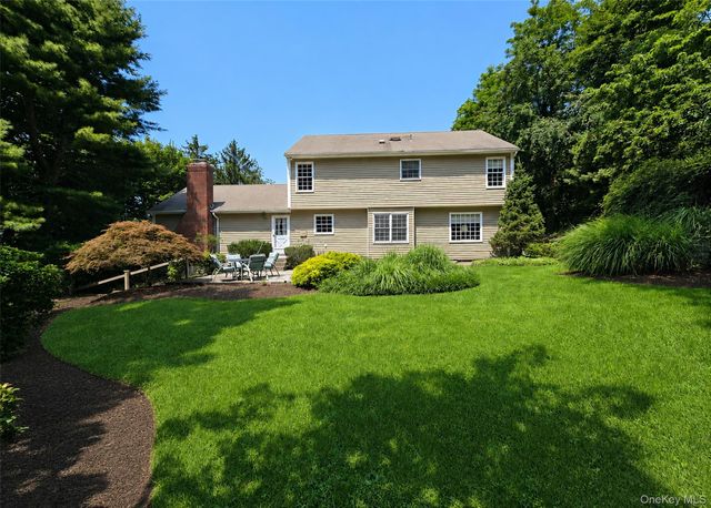 16 Woodhull Road, East Setauket, NY 11733
