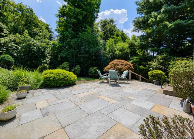 16 Woodhull Road, East Setauket, NY 11733