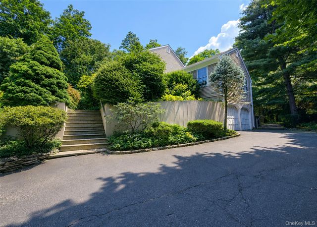 16 Woodhull Road, East Setauket, NY 11733