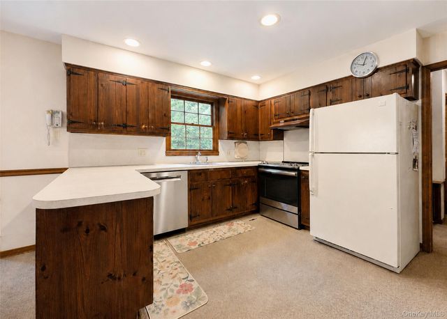 16 Woodhull Road, East Setauket, NY 11733