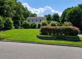 16 Woodhull Road, East Setauket, NY 11733