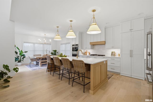 201 Royal Point Court, Pekin, IL 61554