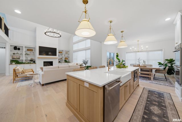 201 Royal Point Court, Pekin, IL 61554