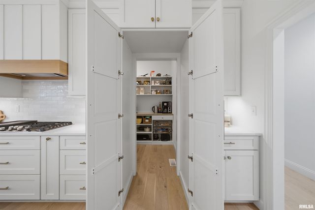 201 Royal Point Court, Pekin, IL 61554