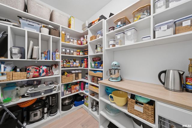 201 Royal Point Court, Pekin, IL 61554