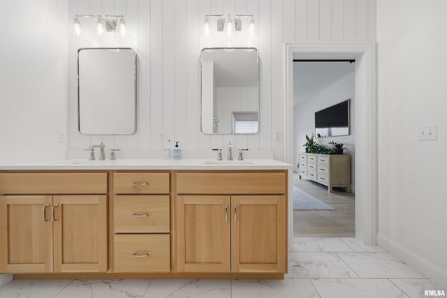 201 Royal Point Court, Pekin, IL 61554