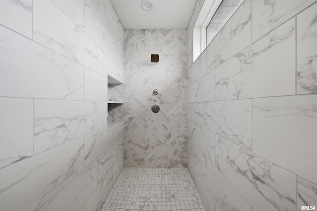 201 Royal Point Court, Pekin, IL 61554