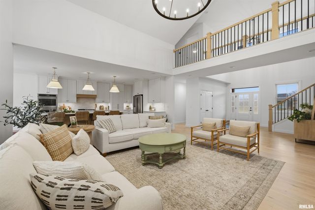 201 Royal Point Court, Pekin, IL 61554