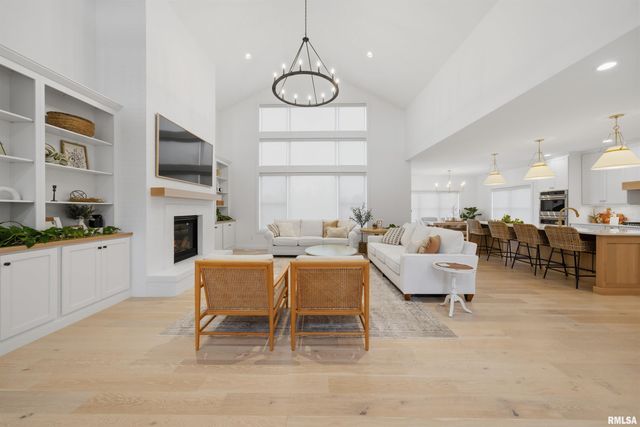 201 Royal Point Court, Pekin, IL 61554