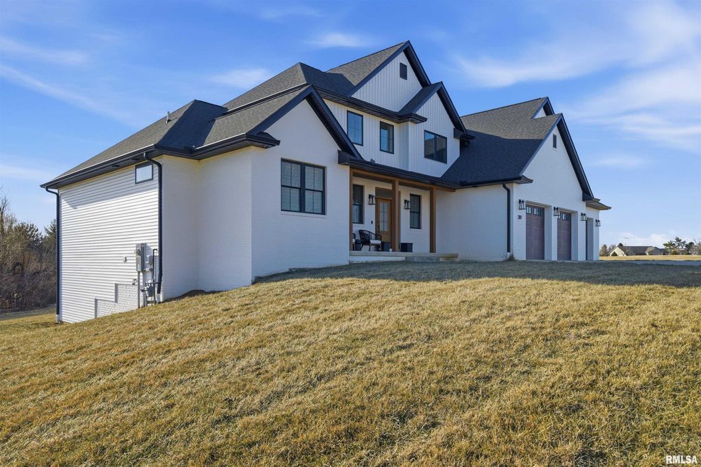 201 Royal Point Court, Pekin, IL 61554