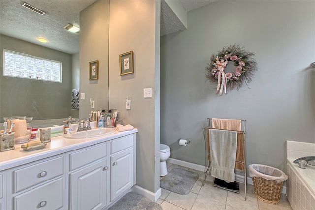 6015 Triple Crown Cir, Hempfield Twp, PA 15601