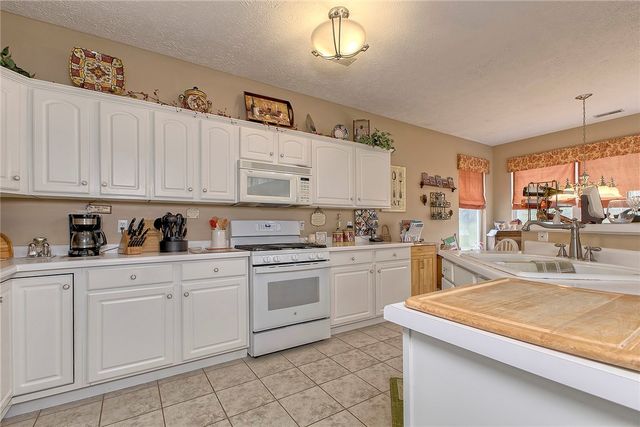 6015 Triple Crown Cir, Hempfield Twp, PA 15601