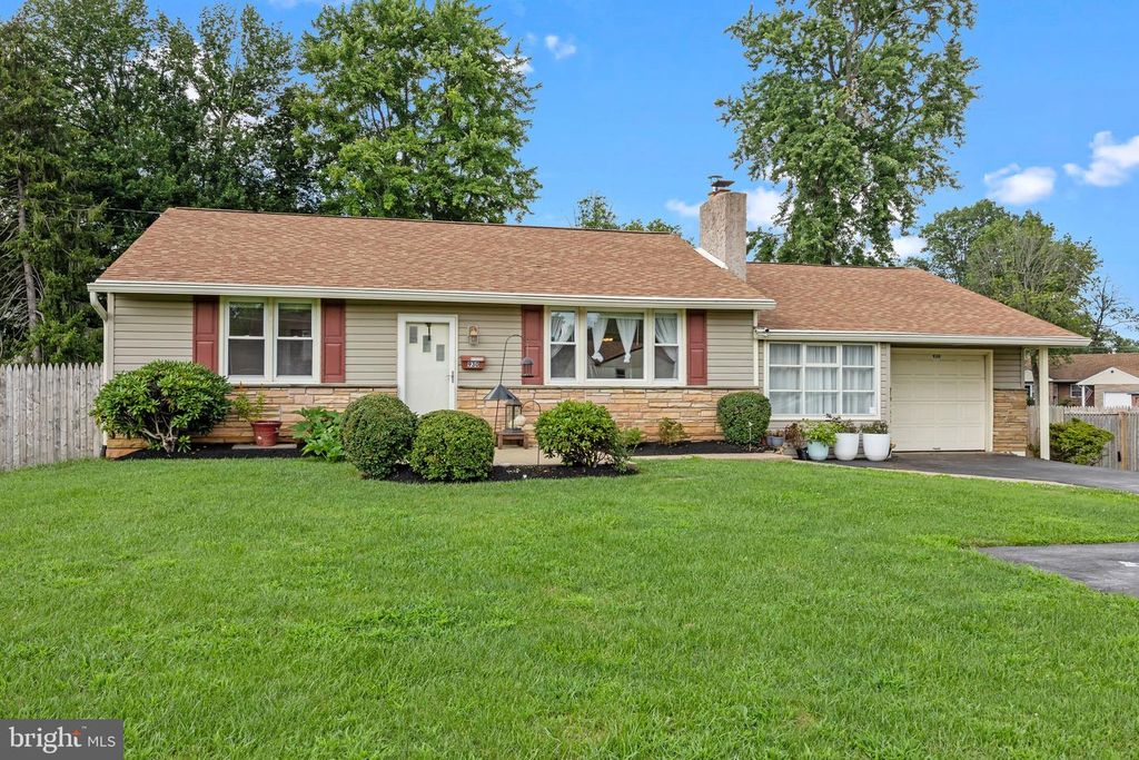 930 E MAPLE DR, Southampton, PA 18966