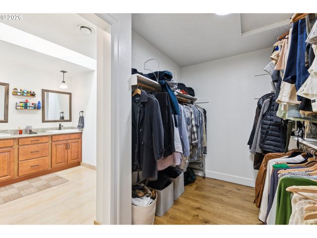 19505 OLSON Ave, Lake Oswego, OR 97034