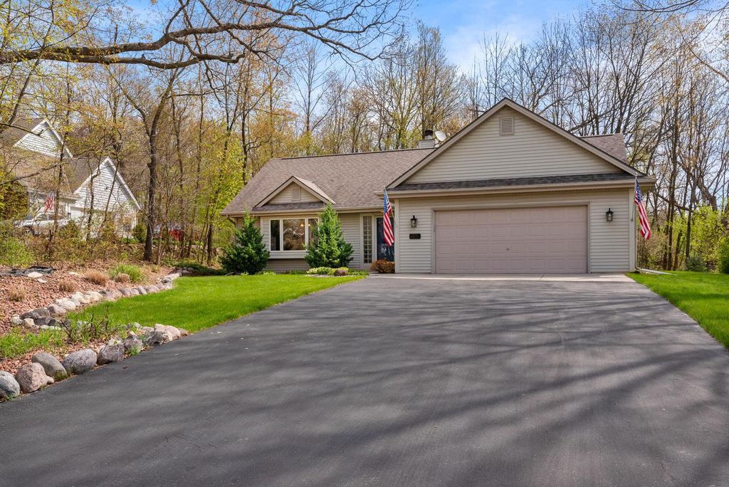 W241N7522 N Woodsview DRIVE, Sussex, WI 53089