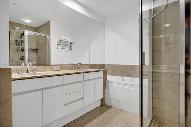 808 Brickell Key Drive 2506, Miami, FL 33131
