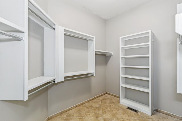 7714 W Quail Run, Wichita, KS 67205