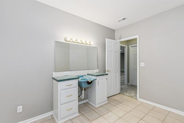 7714 W Quail Run, Wichita, KS 67205