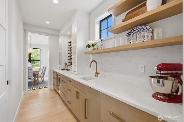 8216 23rd Avenue NE, Seattle, WA 98115