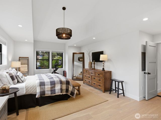 8216 23rd Avenue NE, Seattle, WA 98115