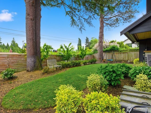 8216 23rd Avenue NE, Seattle, WA 98115