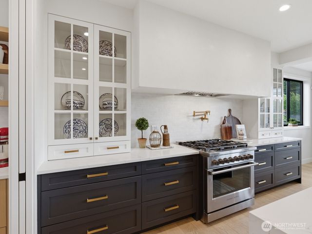 8216 23rd Avenue NE, Seattle, WA 98115