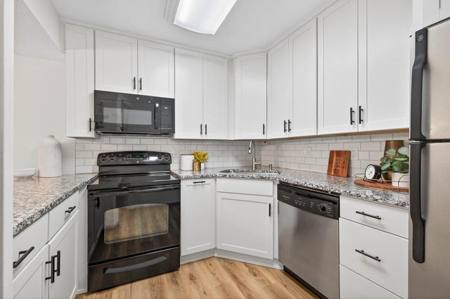 2010 Ridge Drive 13, Saint Louis Park, MN 55416