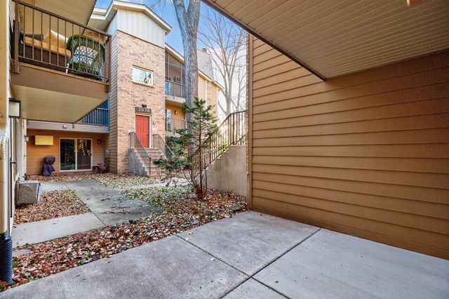 2010 Ridge Drive 13, Saint Louis Park, MN 55416