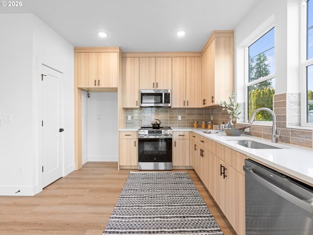 8207 Sw 45th Ave, Portland, OR 97219