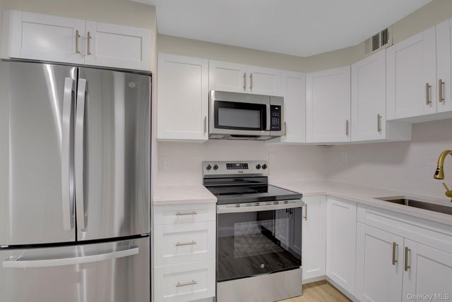 166-10 Powells Cove Boulevard 2C, Whitestone, NY 11357