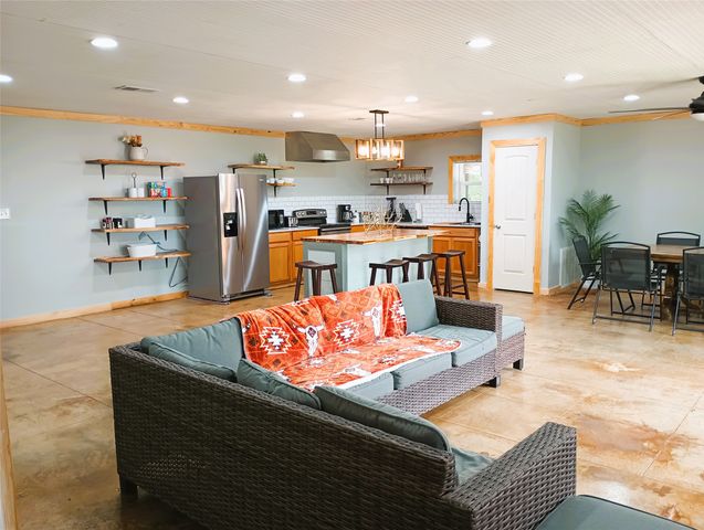 231 An County Road 2105, Palestine, TX 75801
