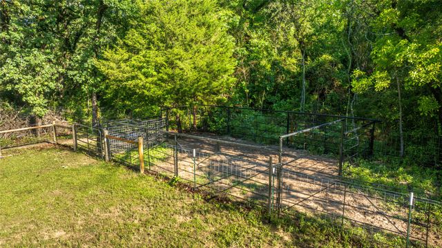 231 An County Road 2105, Palestine, TX 75801