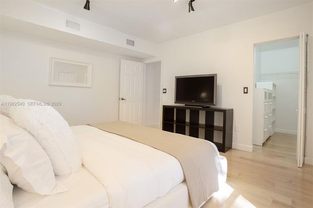 100 SW 26th Rd, Miami, FL 33129