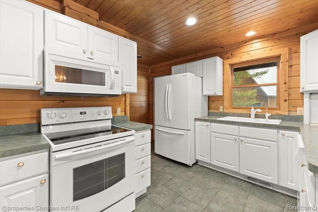 2787 Midway Lane, Saint Clair, MI 48079