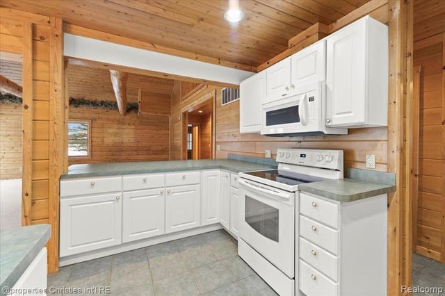 2787 Midway Lane, Saint Clair, MI 48079