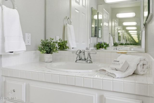 2440 Gillingham Circle, Thousand Oaks, CA 91362